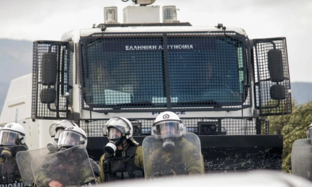 Στο "κόκκινο" η Λέσβος: Υδροφόρες της ΕΛ.ΑΣ. και κλούβες των ΜΑΤ στο νησί